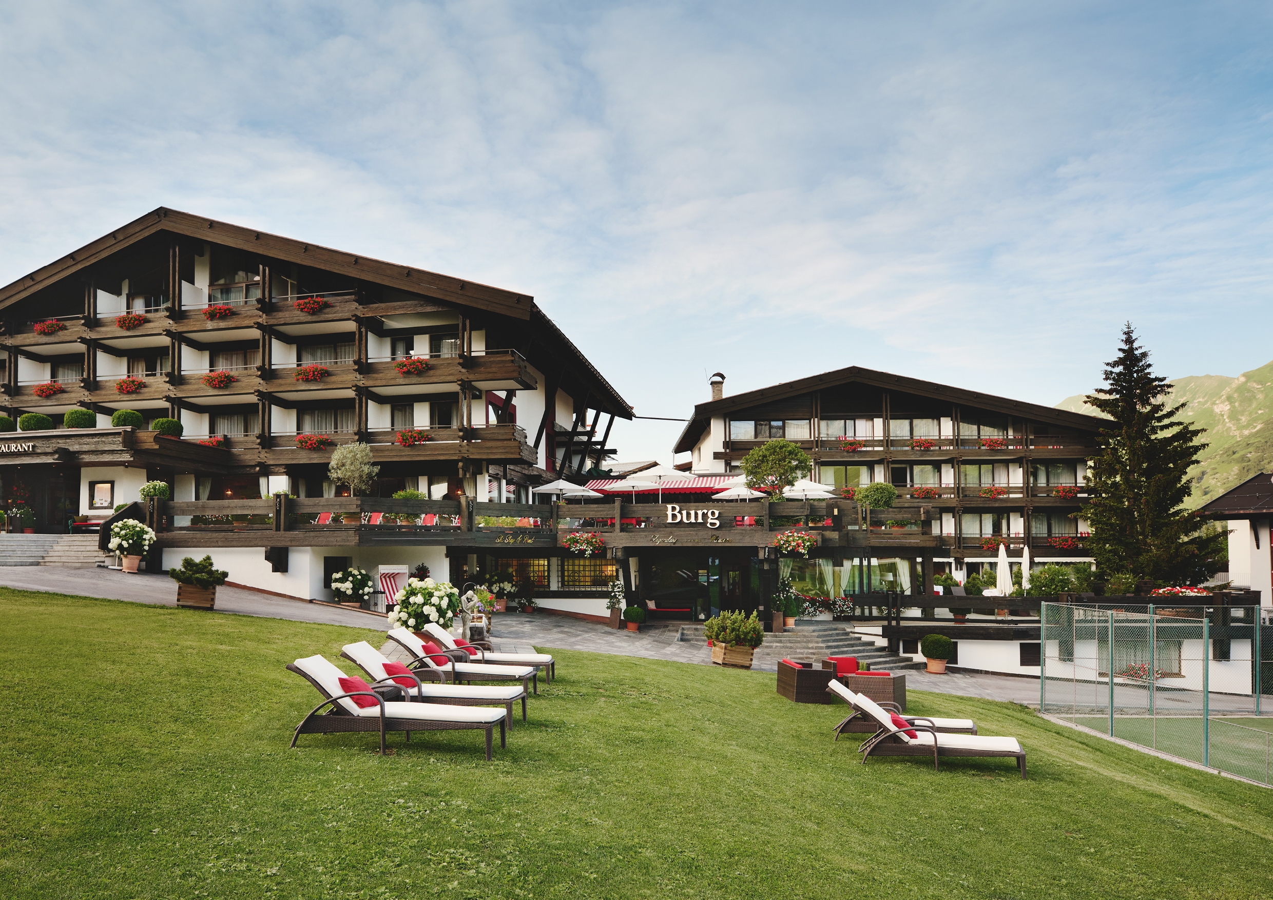 Burg Hotel Sommer Aussicht